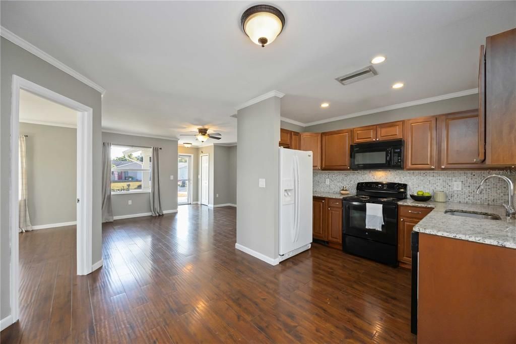 На продажу: $295,000 (2 спален, 2 ванн, 1190 Квадратных фут)