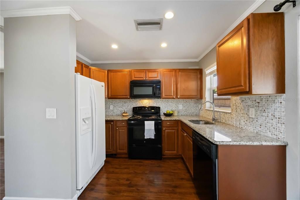 На продажу: $295,000 (2 спален, 2 ванн, 1190 Квадратных фут)