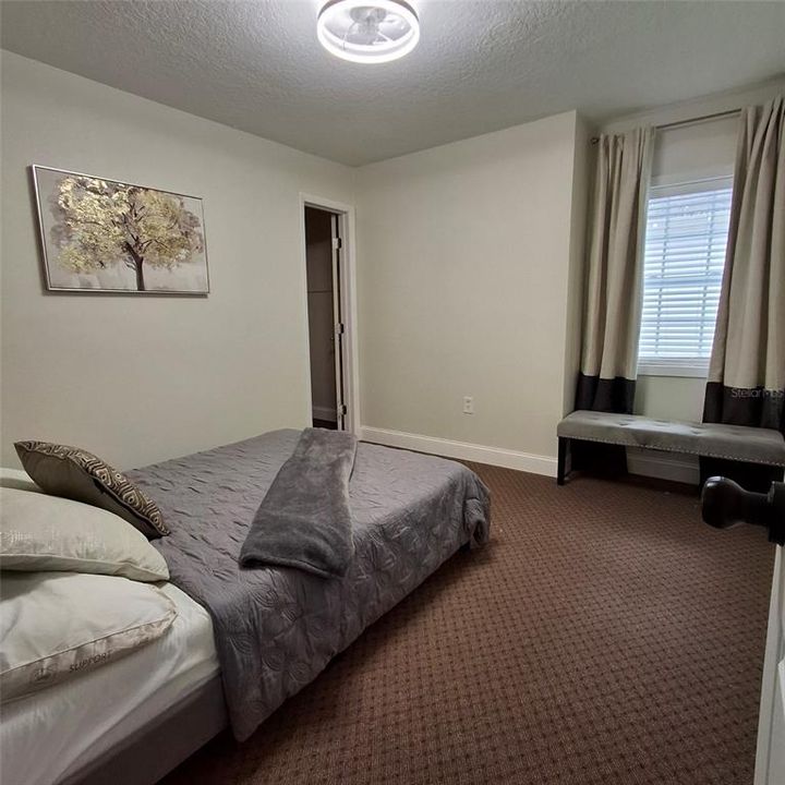 出租: $900 (4 贝兹, 2 浴室, 2090 平方英尺)