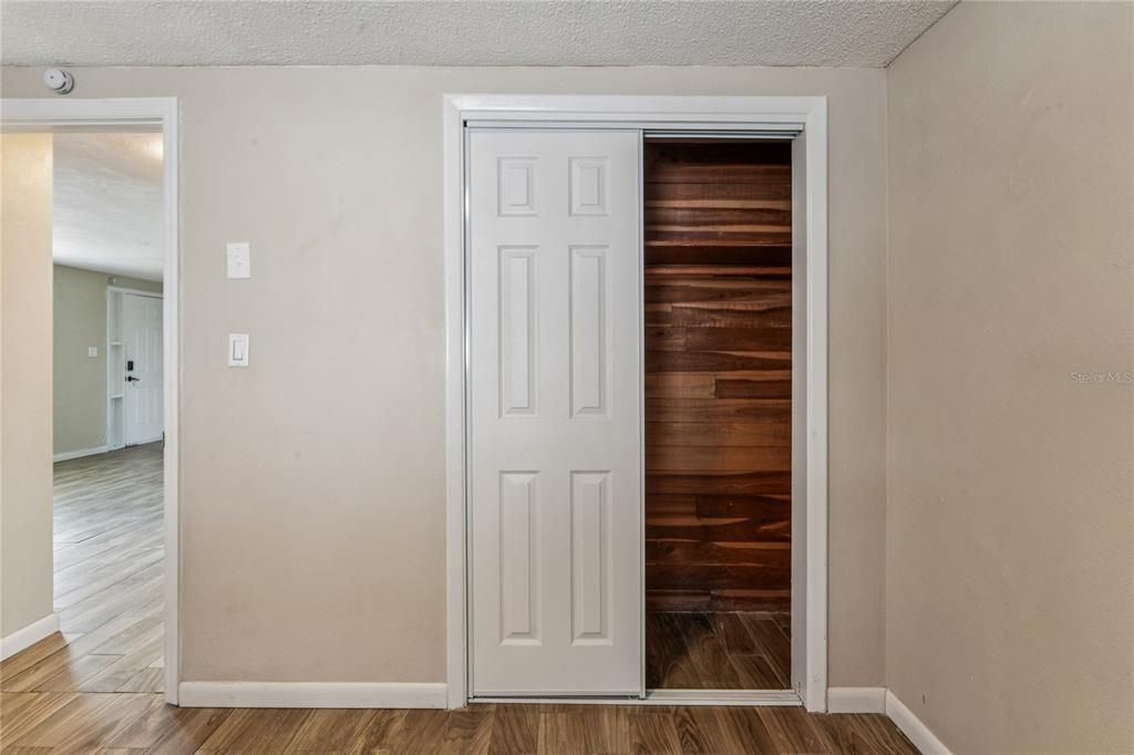 На продажу: $245,000 (2 спален, 1 ванн, 1076 Квадратных фут)