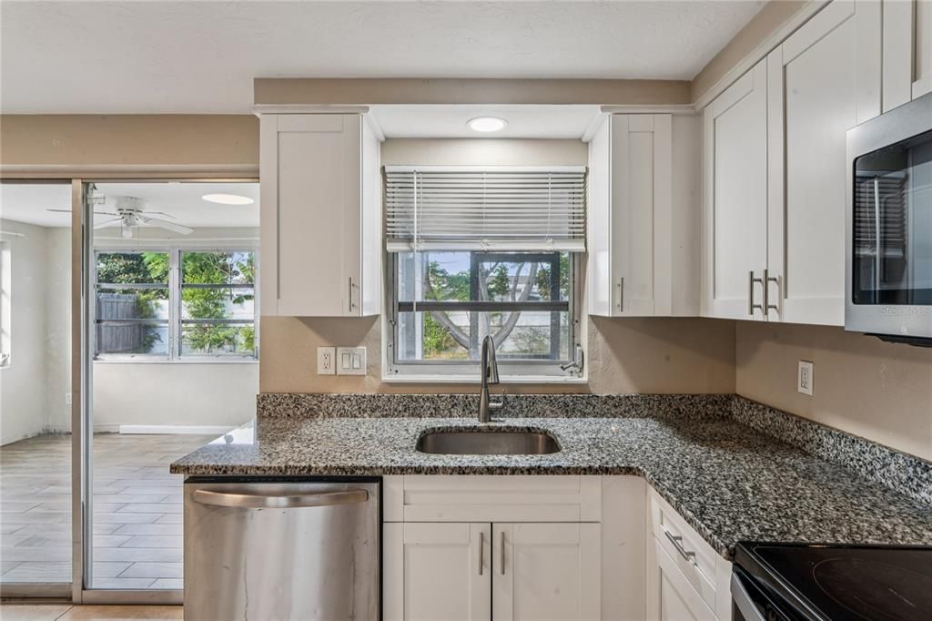 На продажу: $245,000 (2 спален, 1 ванн, 1076 Квадратных фут)