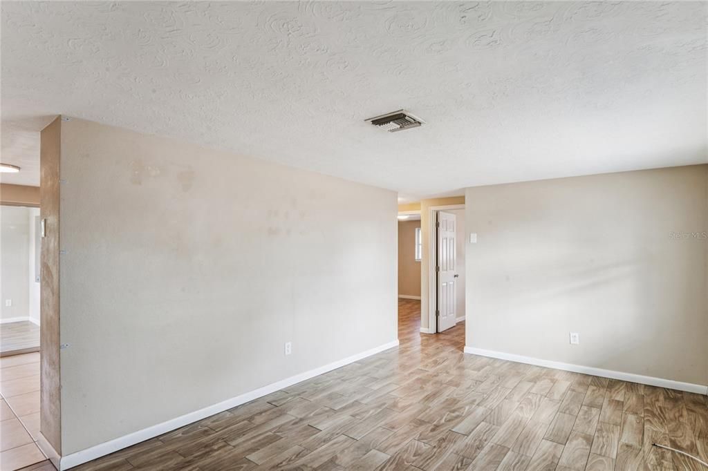 На продажу: $245,000 (2 спален, 1 ванн, 1076 Квадратных фут)