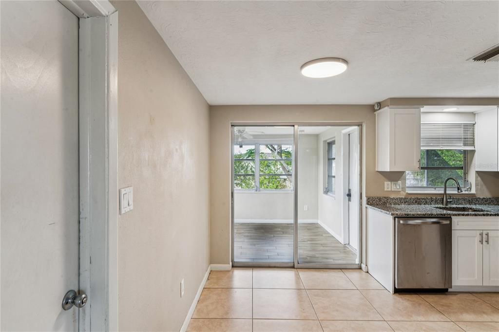 На продажу: $245,000 (2 спален, 1 ванн, 1076 Квадратных фут)