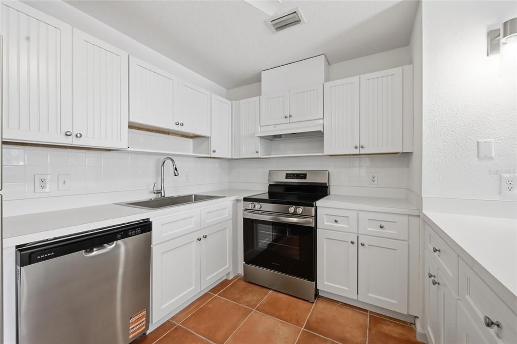 For Sale: $1,095,000 (2 beds, 2 baths, 1120 Square Feet)