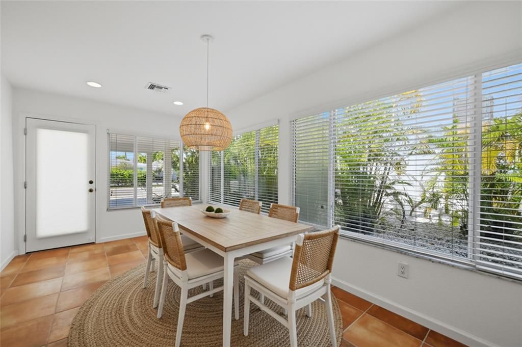 For Sale: $1,095,000 (2 beds, 2 baths, 1120 Square Feet)