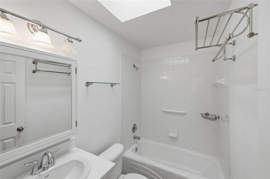 For Sale: $1,095,000 (2 beds, 2 baths, 1120 Square Feet)