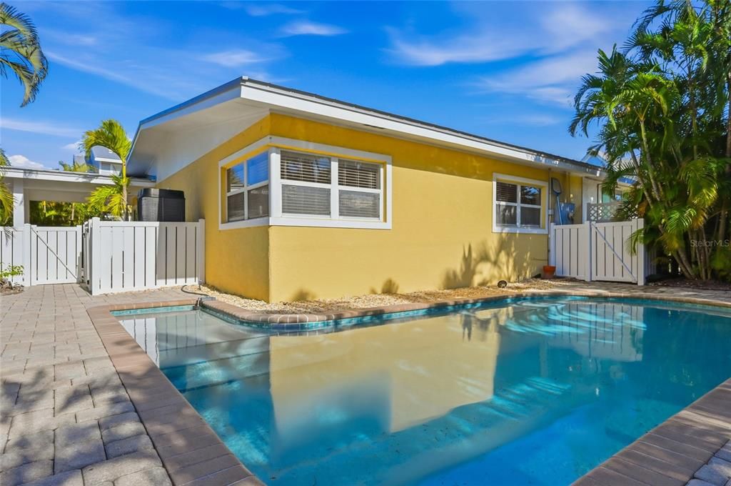 For Sale: $1,095,000 (2 beds, 2 baths, 1120 Square Feet)