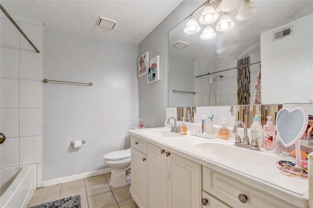 For Sale: $138,995 (1 beds, 1 baths, 733 Square Feet)