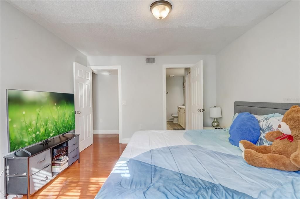 For Sale: $138,995 (1 beds, 1 baths, 733 Square Feet)