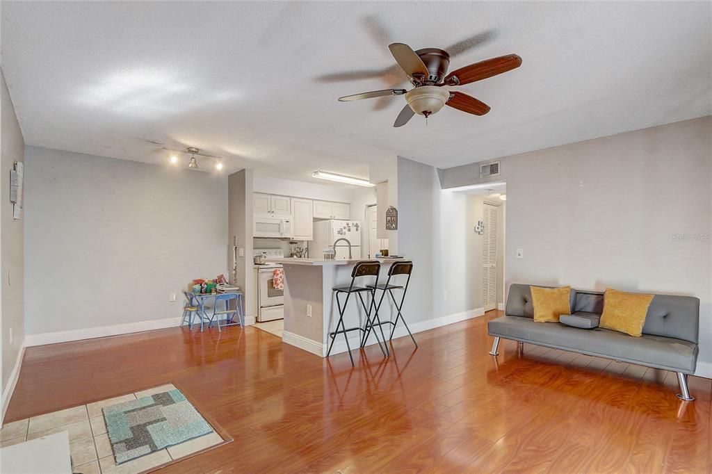 For Sale: $138,995 (1 beds, 1 baths, 733 Square Feet)