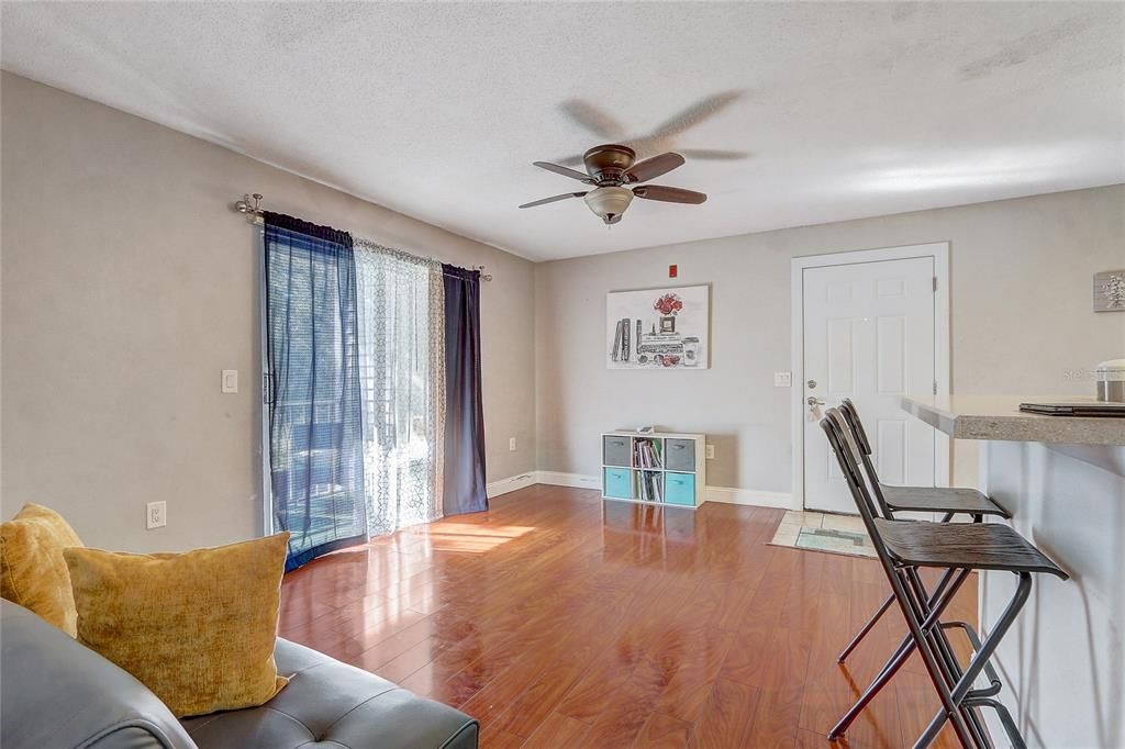 For Sale: $138,995 (1 beds, 1 baths, 733 Square Feet)