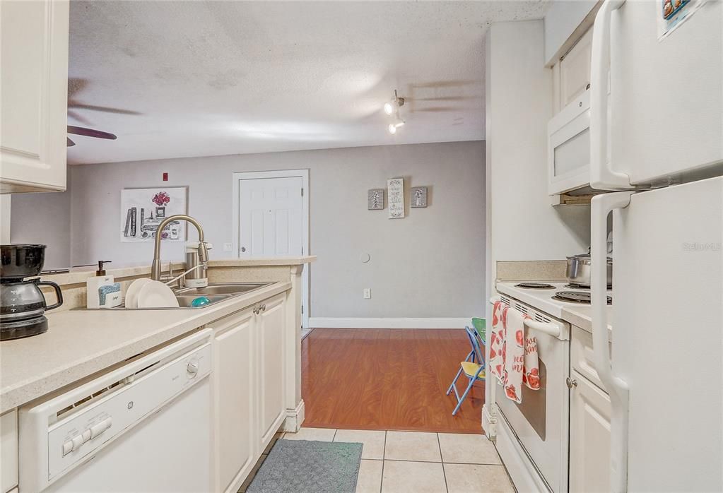 For Sale: $138,995 (1 beds, 1 baths, 733 Square Feet)