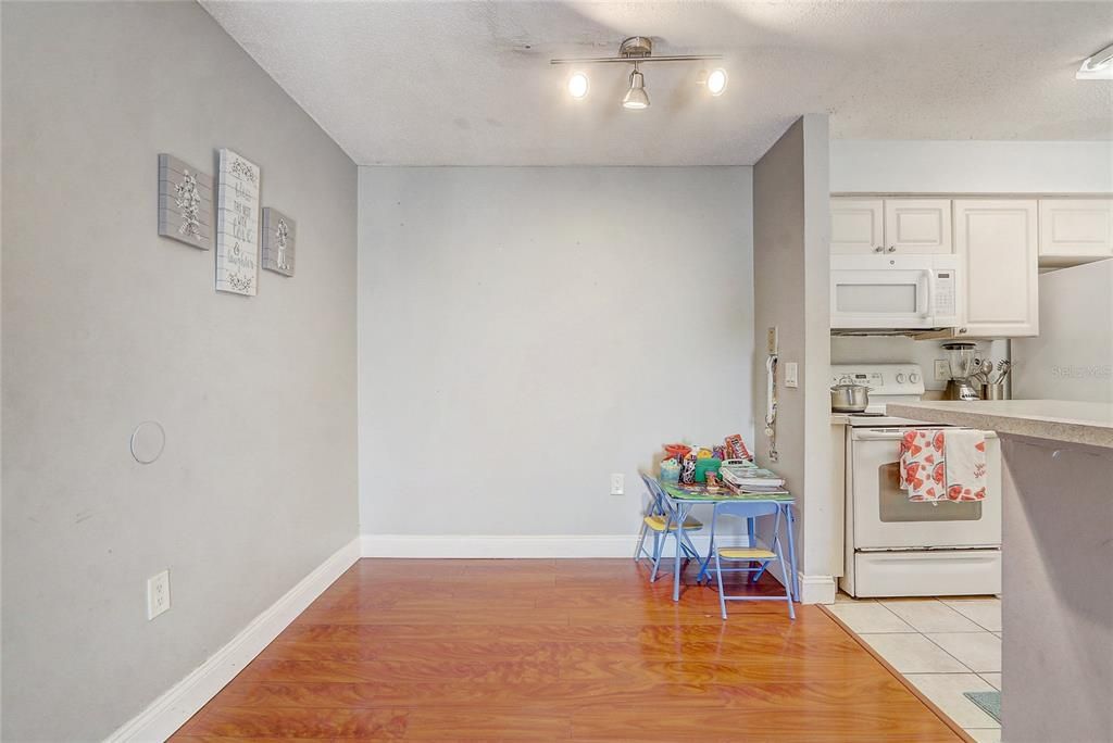 For Sale: $138,995 (1 beds, 1 baths, 733 Square Feet)