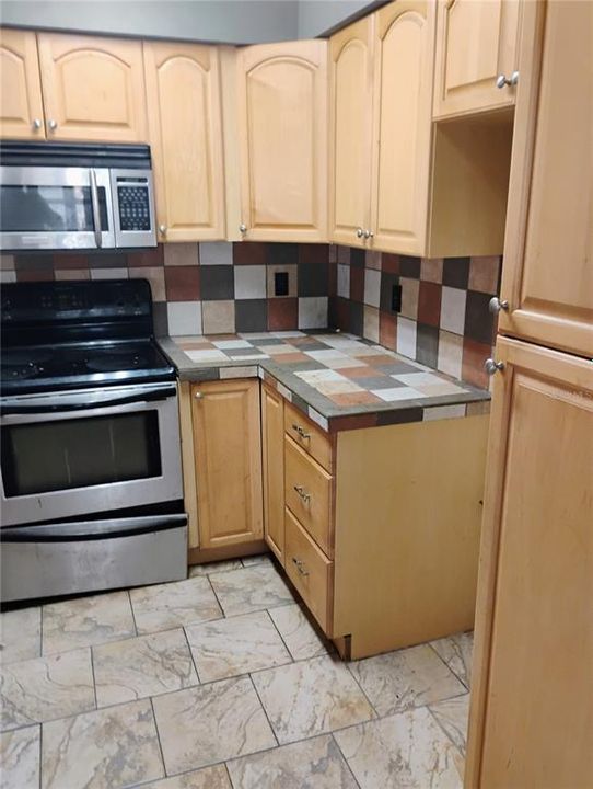 На продажу: $225,000 (2 спален, 1 ванн, 1084 Квадратных фут)