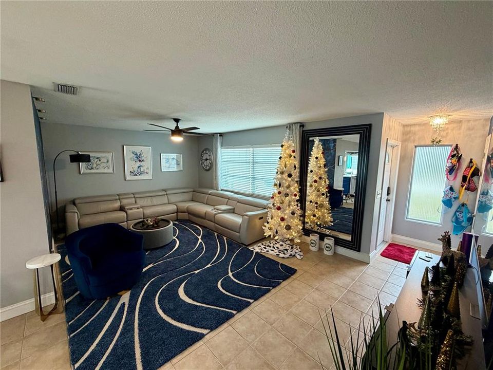 For Sale: $449,000 (2 beds, 2 baths, 1284 Square Feet)