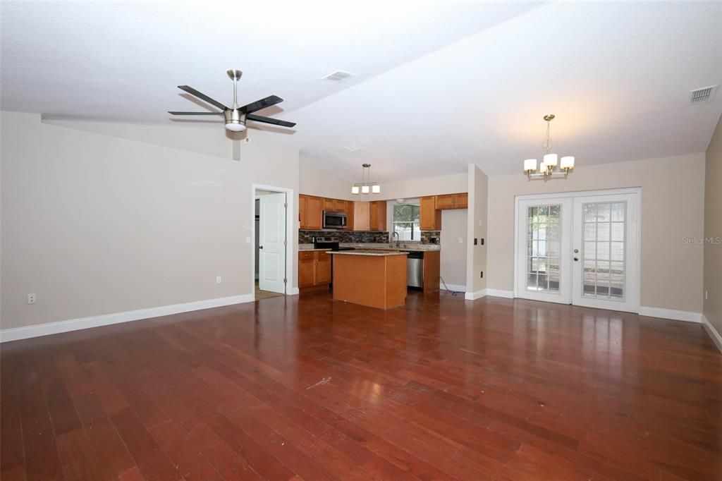 На продажу: $260,000 (2 спален, 2 ванн, 1101 Квадратных фут)