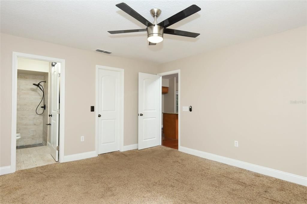 На продажу: $260,000 (2 спален, 2 ванн, 1101 Квадратных фут)