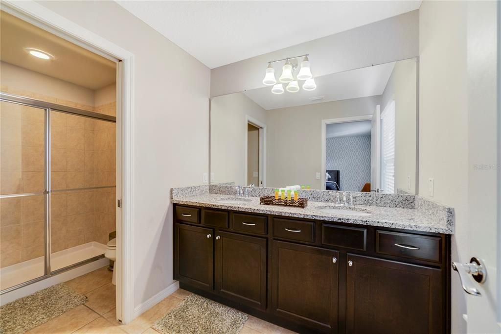 На продажу: $600,000 (6 спален, 4 ванн, 3888 Квадратных фут)