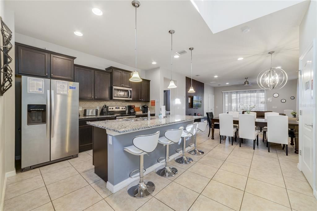 На продажу: $600,000 (6 спален, 4 ванн, 3888 Квадратных фут)