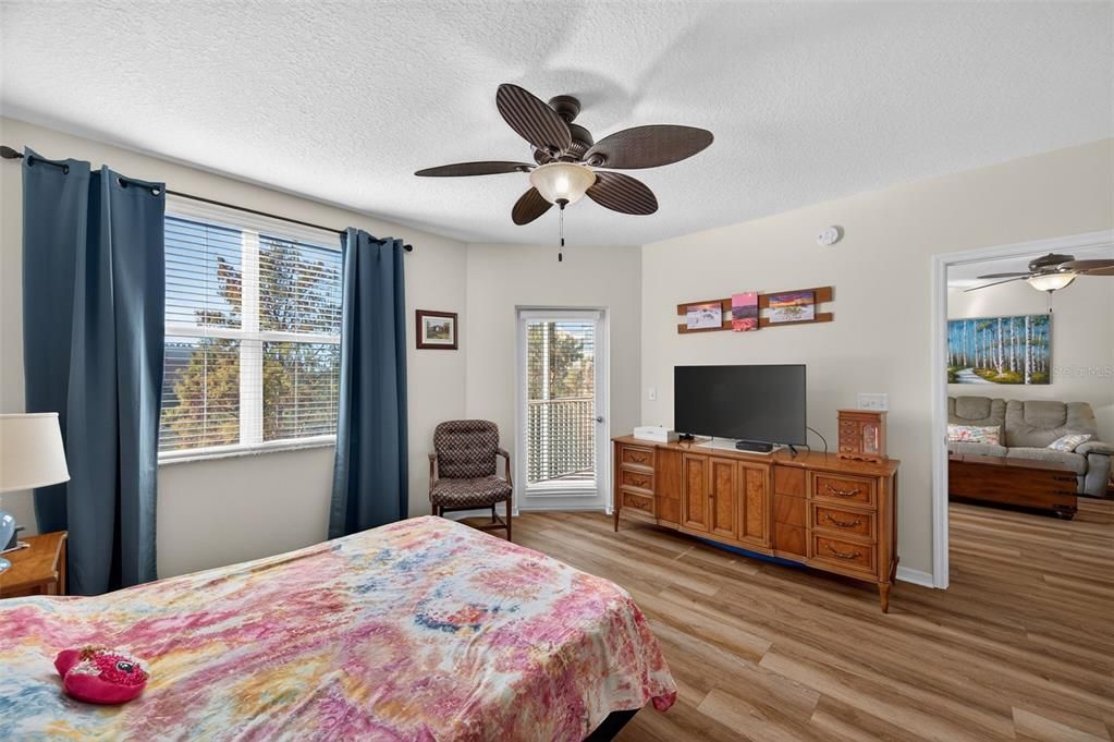 For Sale: $324,990 (2 beds, 2 baths, 1324 Square Feet)