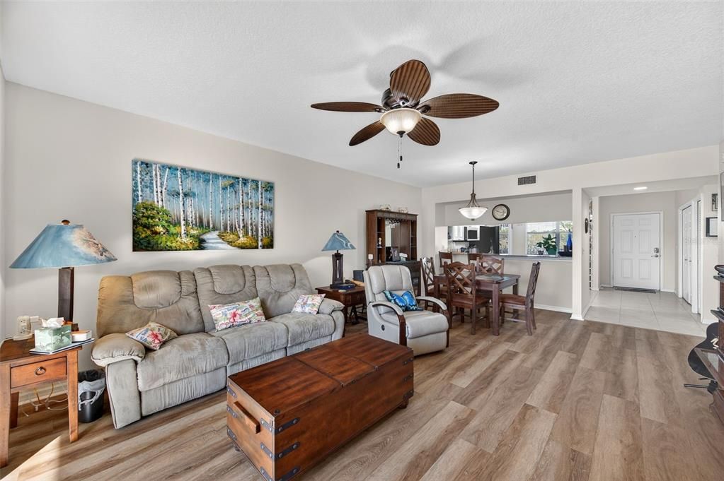 For Sale: $324,990 (2 beds, 2 baths, 1324 Square Feet)