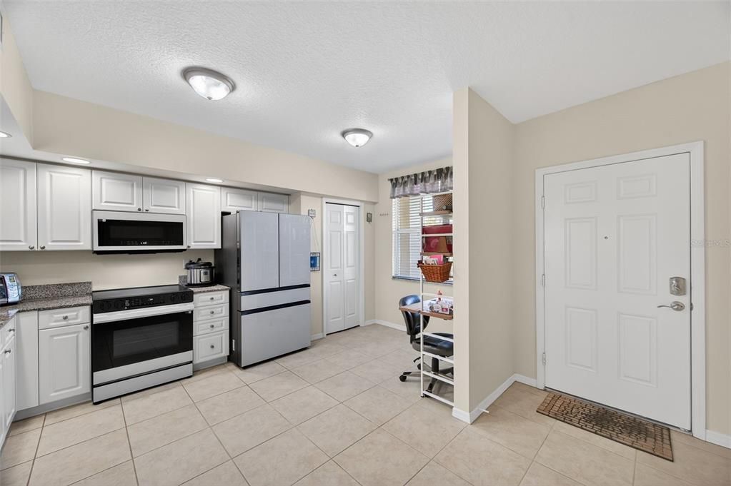 For Sale: $324,990 (2 beds, 2 baths, 1324 Square Feet)