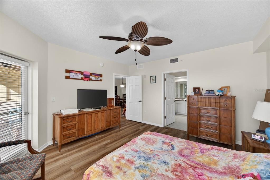 For Sale: $324,990 (2 beds, 2 baths, 1324 Square Feet)