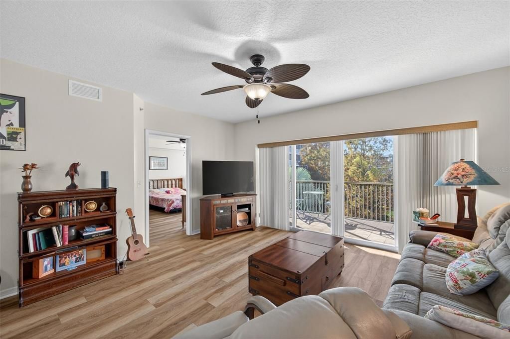 For Sale: $324,990 (2 beds, 2 baths, 1324 Square Feet)