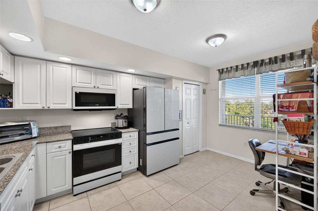 For Sale: $324,990 (2 beds, 2 baths, 1324 Square Feet)