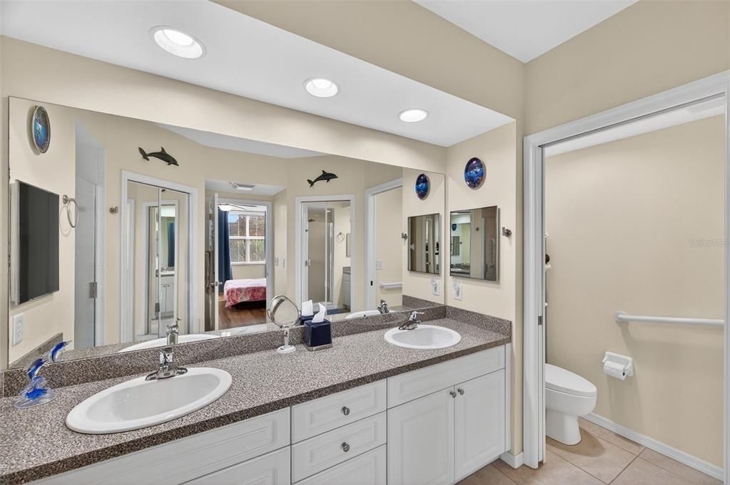 For Sale: $324,990 (2 beds, 2 baths, 1324 Square Feet)