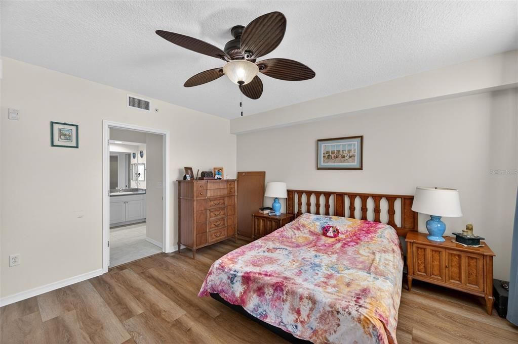 For Sale: $324,990 (2 beds, 2 baths, 1324 Square Feet)