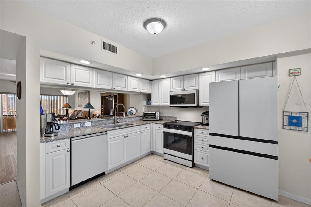 For Sale: $324,990 (2 beds, 2 baths, 1324 Square Feet)