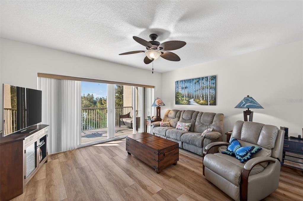 For Sale: $324,990 (2 beds, 2 baths, 1324 Square Feet)