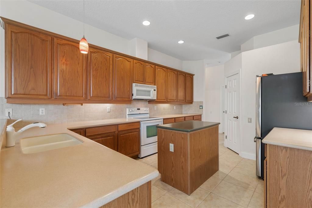 For Sale: $699,000 (3 beds, 3 baths, 2703 Square Feet)