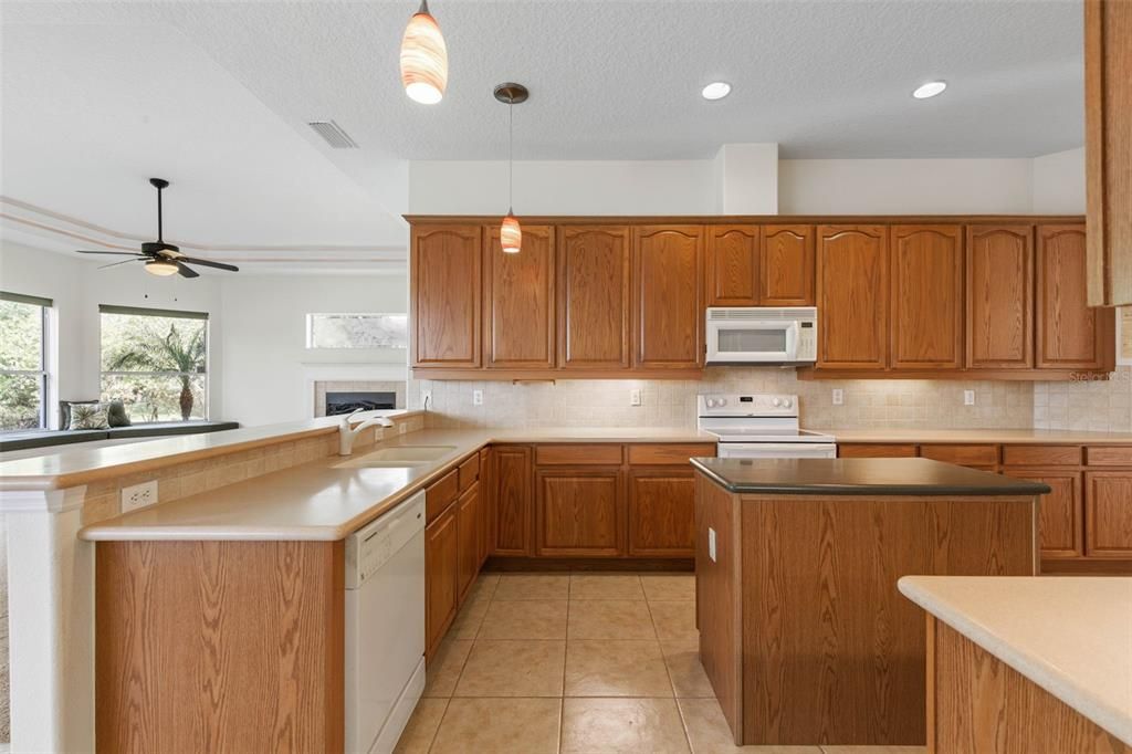 For Sale: $699,000 (3 beds, 3 baths, 2703 Square Feet)