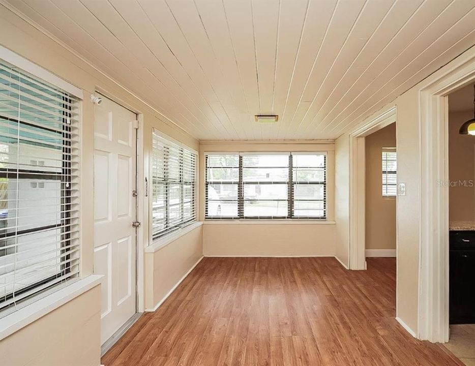 For Rent: $2,300 (3 beds, 1 baths, 1053 Square Feet)