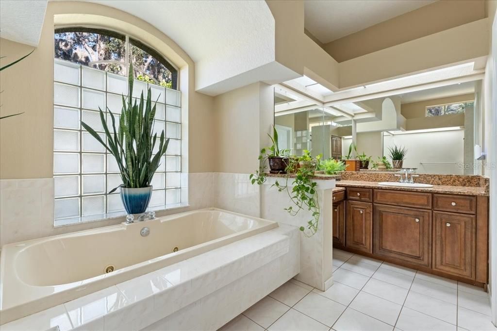 For Sale: $650,000 (5 beds, 2 baths, 3182 Square Feet)