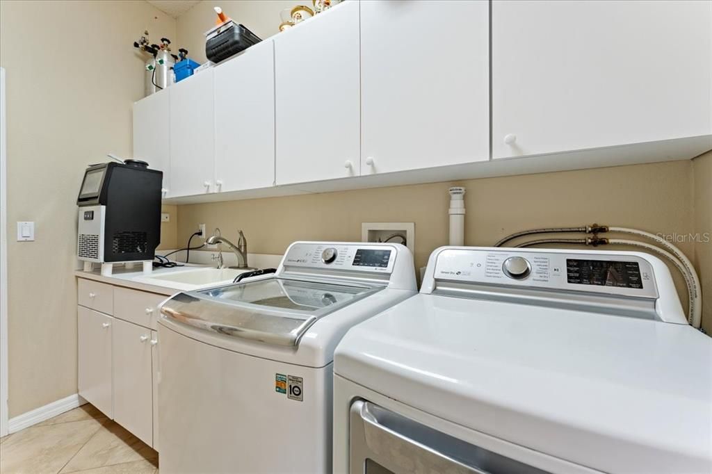 For Sale: $650,000 (5 beds, 2 baths, 3182 Square Feet)