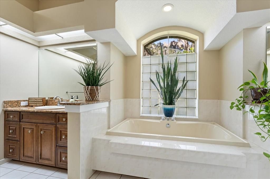 For Sale: $650,000 (5 beds, 2 baths, 3182 Square Feet)