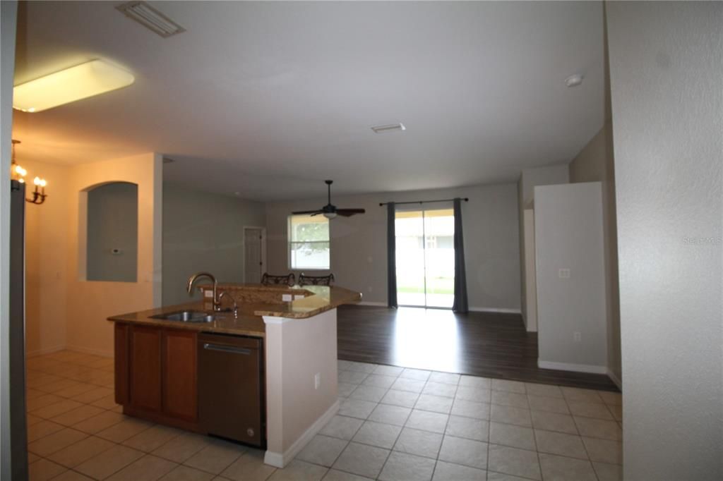 En Venta: $375,000 (3 camas, 2 baños, 2040 Pies cuadrados)