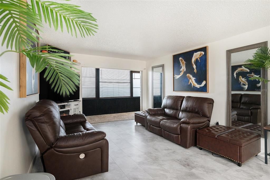 На продажу: $49,000 (1 спален, 1 ванн, 732 Квадратных фут)