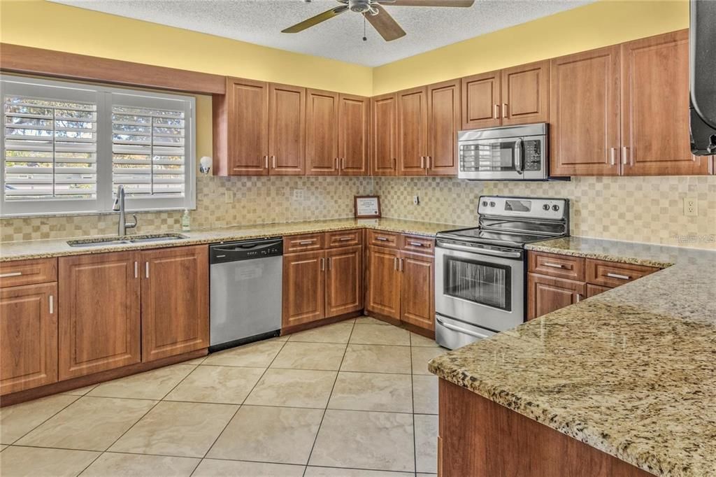 На продажу: $335,000 (2 спален, 2 ванн, 1256 Квадратных фут)