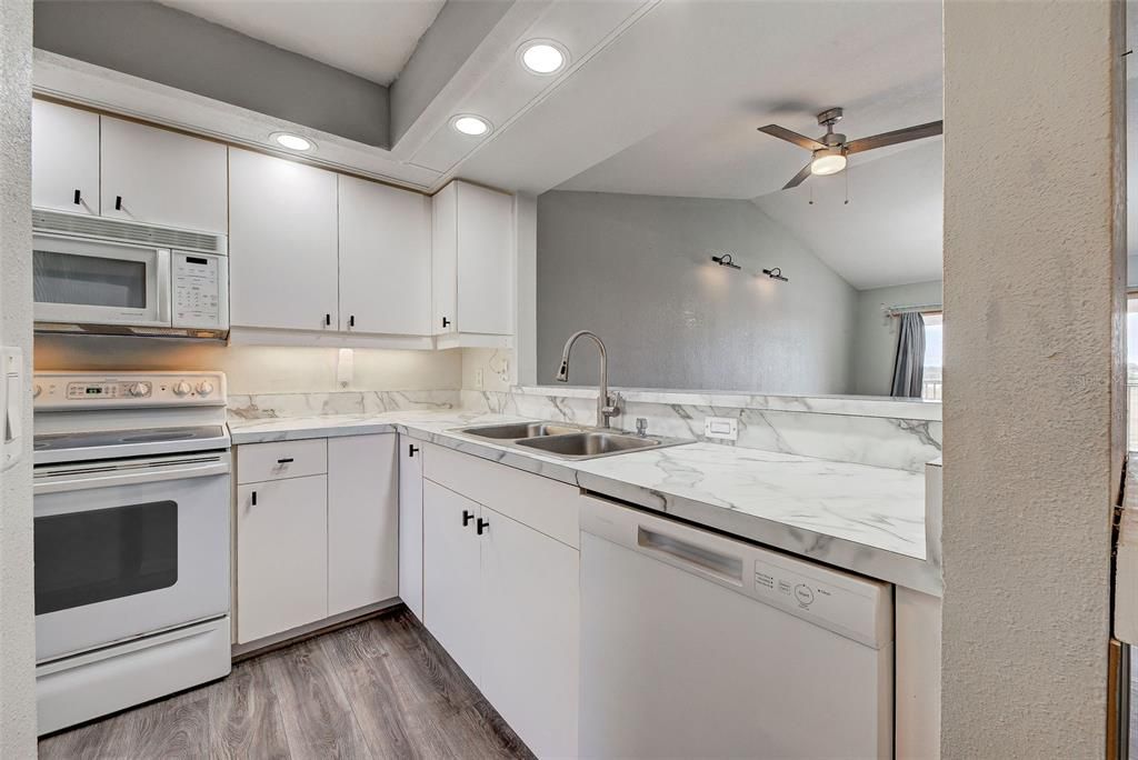 待售: $219,000 (2 贝兹, 2 浴室, 1168 平方英尺)