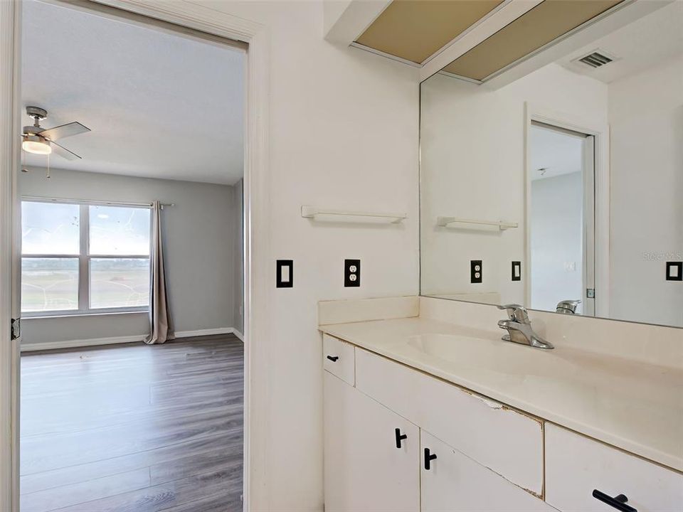 待售: $219,000 (2 贝兹, 2 浴室, 1168 平方英尺)