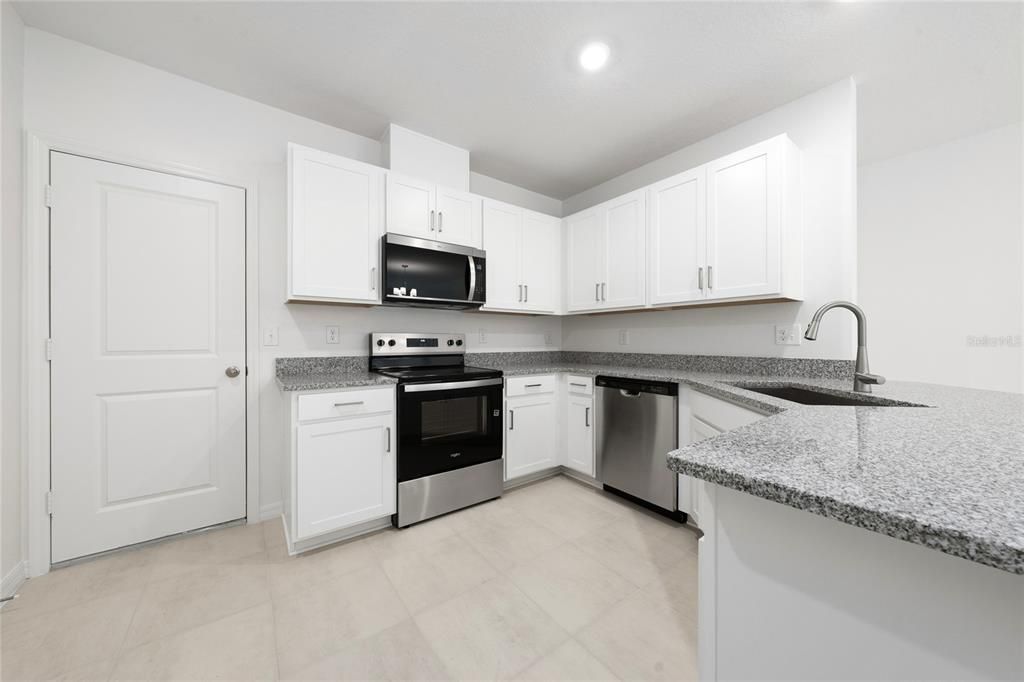 出租: $2,250 (3 贝兹, 2 浴室, 1557 平方英尺)