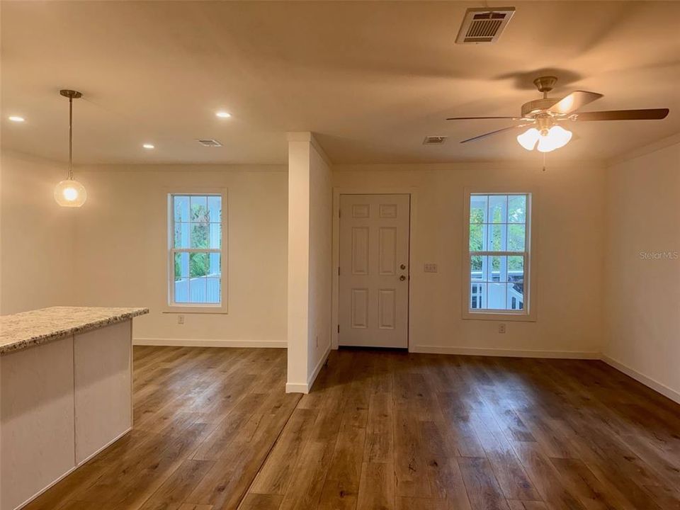 For Sale: $319,000 (2 beds, 2 baths, 1026 Square Feet)