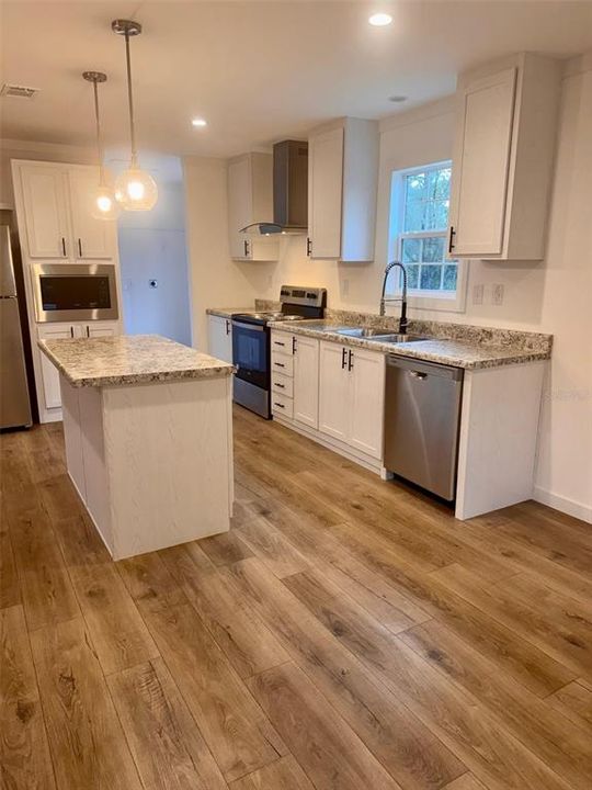 For Sale: $319,000 (2 beds, 2 baths, 1026 Square Feet)