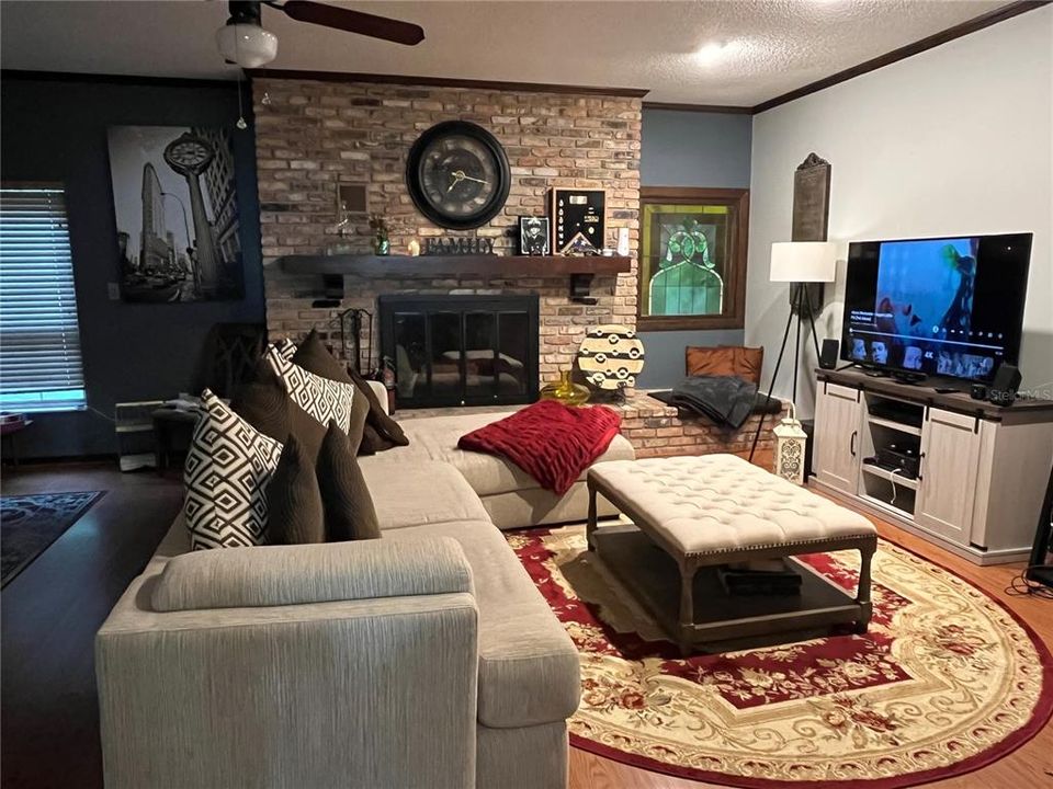 待售: $330,000 (2 贝兹, 2 浴室, 2011 平方英尺)