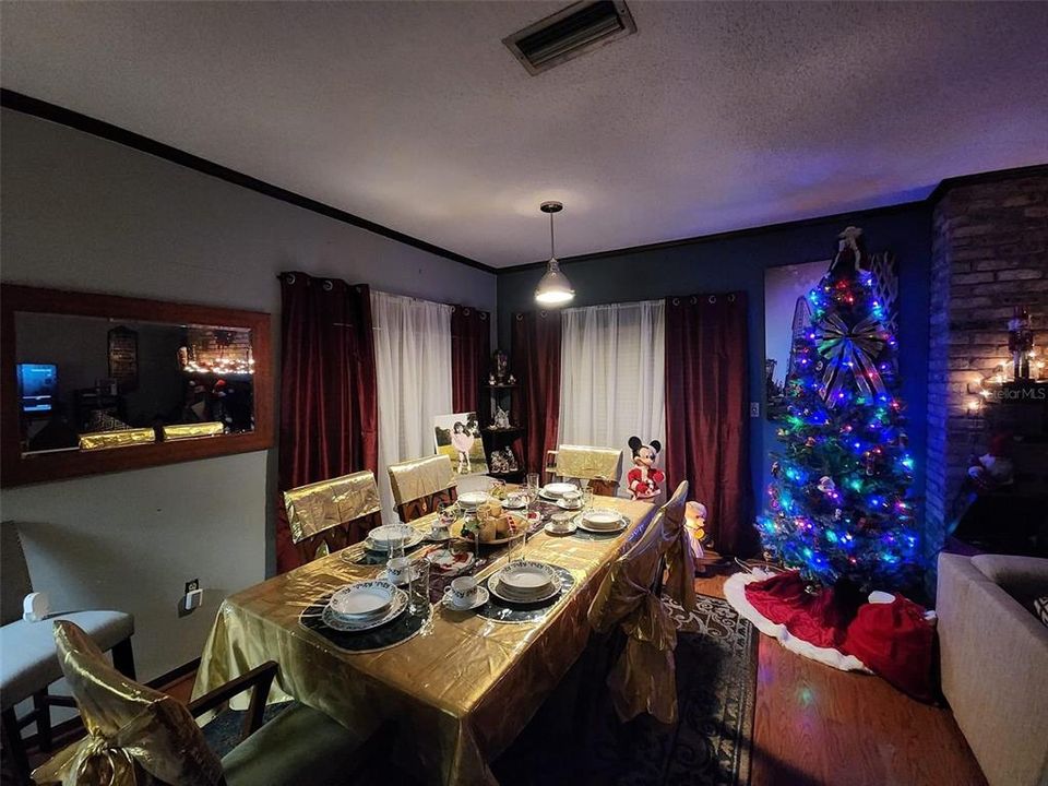 待售: $330,000 (2 贝兹, 2 浴室, 2011 平方英尺)