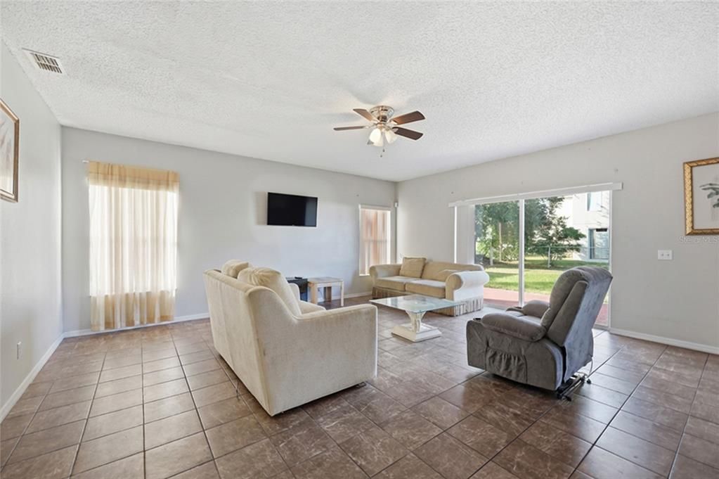 待售: $350,000 (4 贝兹, 2 浴室, 2691 平方英尺)